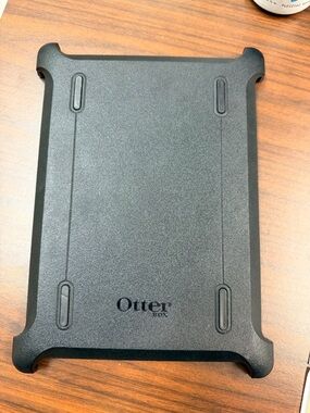 OtterBox Defender 22 for IPad Gen. 5 Black Protective Tablet Case 2 pieces GUC
